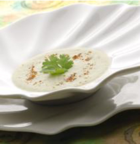 Assiette porcelaine blanche avec velouté concombre coco et huile de noisette Perles de Gascogne