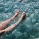 photo gommage pieds dans l'eau
